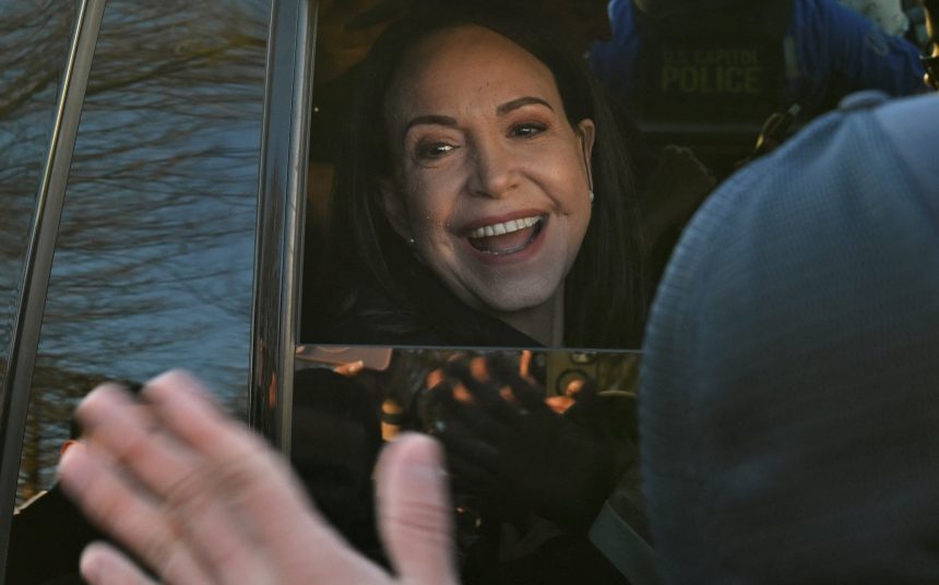 maria-corina-diz-ter-“entregado”-medalha-do-nobel-da-paz-a-trump-na-casa-branca