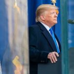 aviao-que-transportava-donald-trump-apresenta-pane-e-volta-a-base-aerea
