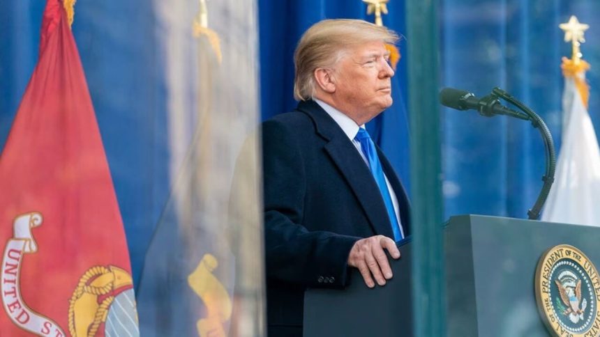 aviao-que-transportava-donald-trump-apresenta-pane-e-volta-a-base-aerea