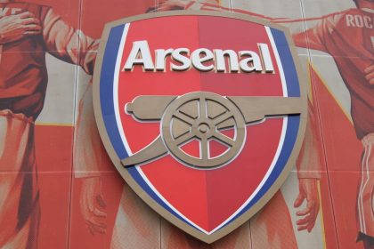 atacante-ex-arsenal-perde-a-vida-apos-lesao-em-partida