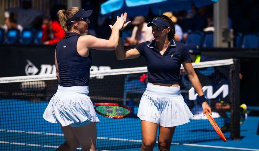 luisa-stefani-embala-e-vai-as-quartas-do-australian-open