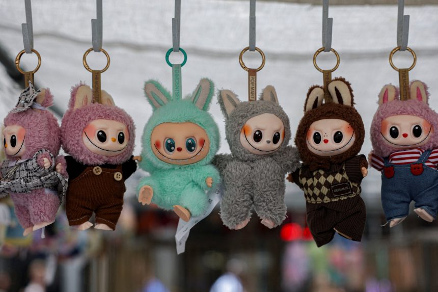 fabricante-chinesa-do-labubu-escolhe-sede-europeia-e-preve-abertura-de-sete-lojas