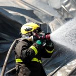 Foto de viatura do Corpo de Bombeiros Militar de Mato Grosso com luzes de emergência ligadas durante atendimento.