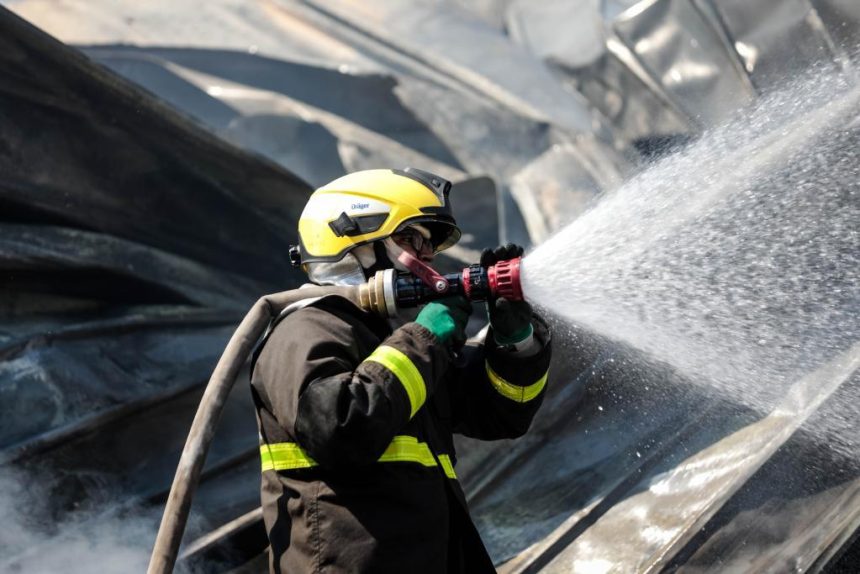 Foto de viatura do Corpo de Bombeiros Militar de Mato Grosso com luzes de emergência ligadas durante atendimento.