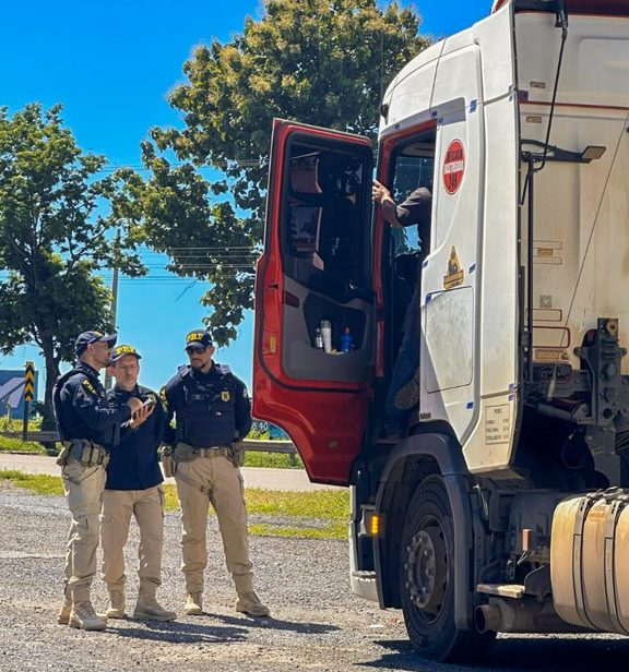 A PRF em Mato Grosso registrou redução de mortes e apreendeu 18 toneladas de drogas em 2025. Confira os dados consolidados das rodovias federais.