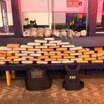 Pacotes de skunk apreendidos pela PRF e Força Tática dentro de uma Saveiro em Rondonópolis.