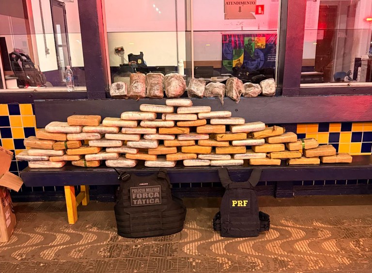 Pacotes de skunk apreendidos pela PRF e Força Tática dentro de uma Saveiro em Rondonópolis.