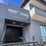 Fachada de unidade de saúde em Rondonópolis representando investimentos federais.