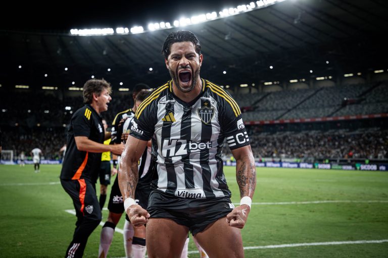 Atacante Hulk durante treinamento oficial na Cidade do Galo vestindo uniforme do Atlético-MG.
