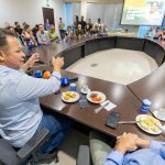 Prefeito de Rondonópolis, Cláudio Ferreira, conversa com jornalistas durante balanço da gestão no Paço Municipal.