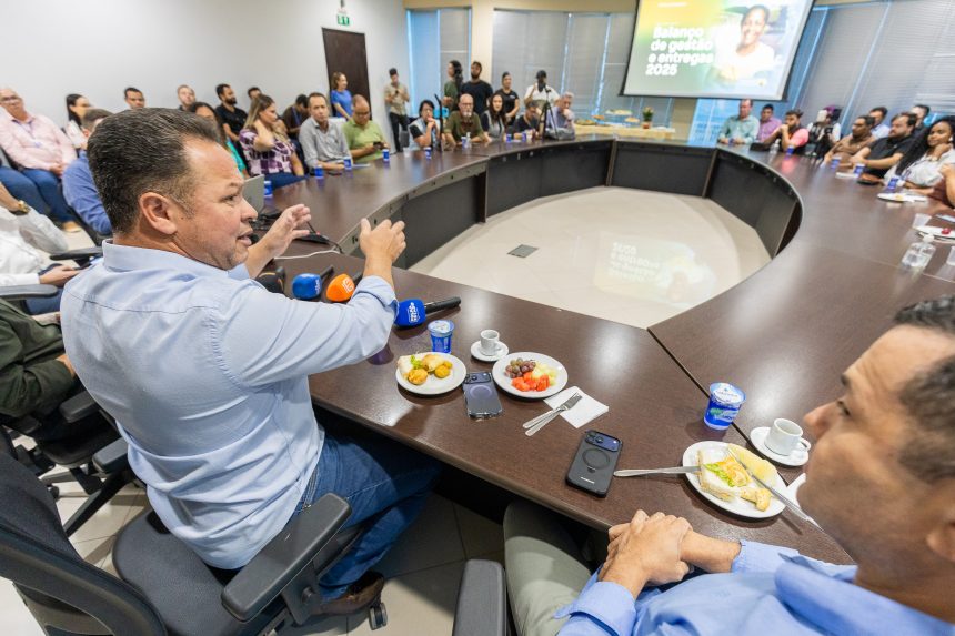 Prefeito de Rondonópolis, Cláudio Ferreira, conversa com jornalistas durante balanço da gestão no Paço Municipal.