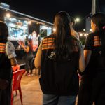 Equipe da Prefeitura de Rondonópolis orientando vendedores ambulantes na Avenida Lions Internacional durante ação educativa.
