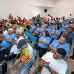 Prefeito interino Altemar Lopes conversa com líderes de bairros em auditório.