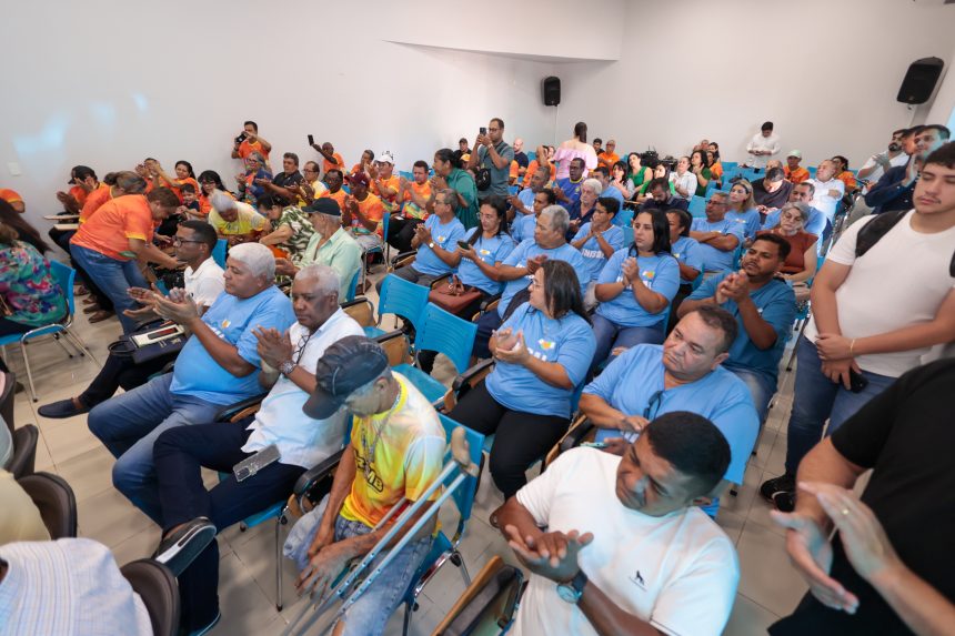 Prefeito interino Altemar Lopes conversa com líderes de bairros em auditório.