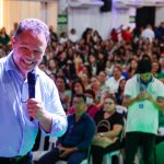 Prefeito Cláudio Ferreira discursa para professores em Rondonópolis durante anúncio de reajuste salarial.