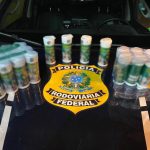 Frascos de metanfetamina apreendidos pela PRF em Rondonópolis dentro de uma caixa de papelão.