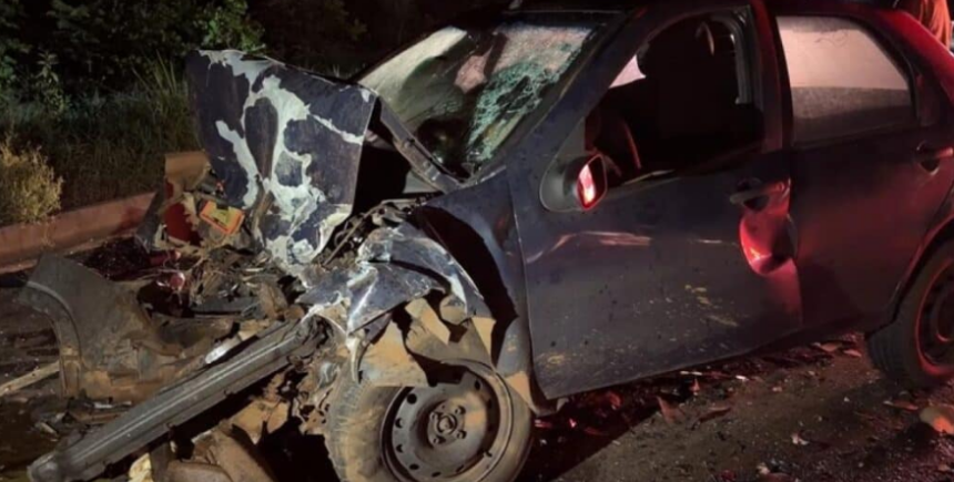 Carros destruídos após colisão frontal na rodovia MT-339 em Tangará da Serra.