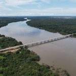Vista aérea da nova ponte de concreto sobre o Rio Teles Pires em Mato Grosso.