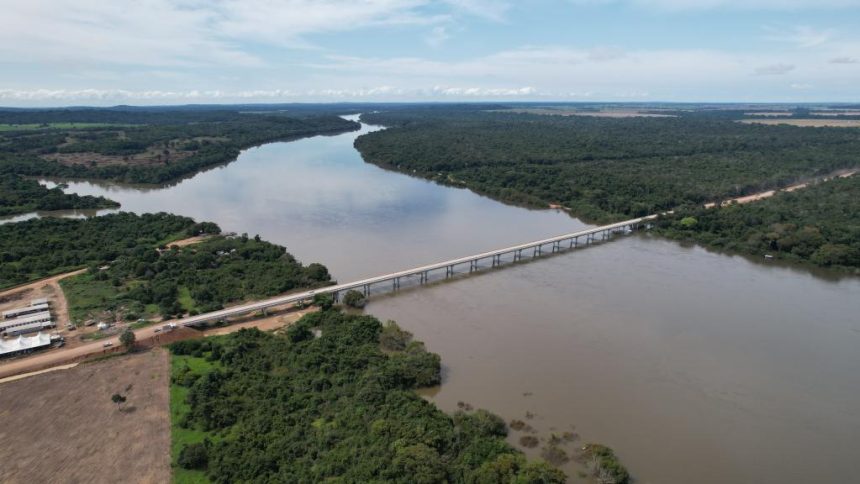 Vista aérea da nova ponte de concreto sobre o Rio Teles Pires em Mato Grosso.