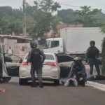Policiais civis e militares durante operação de transferência de preso sob custódia.