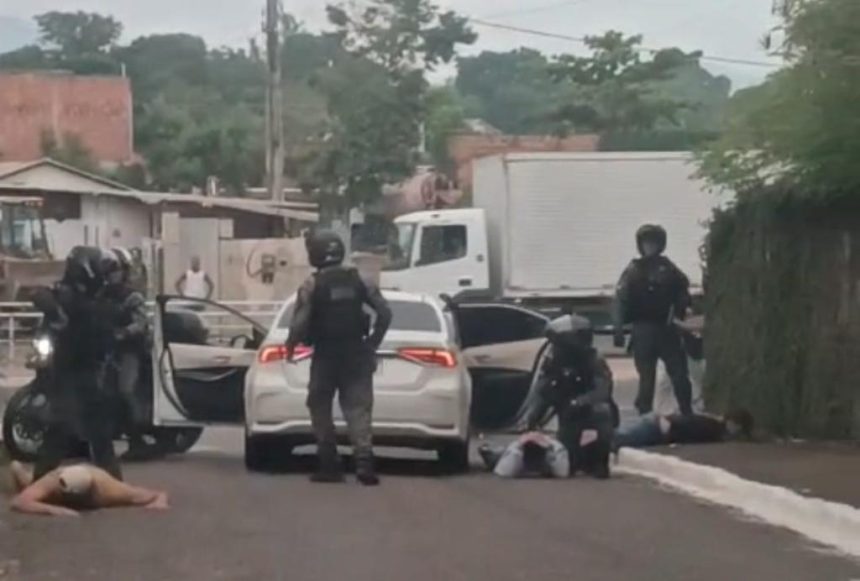 Policiais civis e militares durante operação de transferência de preso sob custódia.
