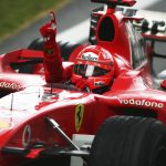 Fotografia de Michael Schumacher com o uniforme vermelho da escuderia Ferrari.