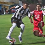 Jogadores do União de Rondonópolis disputam bola contra o Atlético Mineiro na Copa São Paulo Júnior.