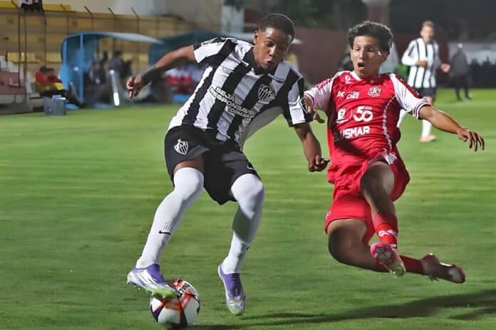Jogadores do União de Rondonópolis disputam bola contra o Atlético Mineiro na Copa São Paulo Júnior.