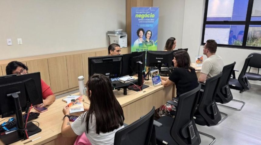 Representação gráfica de crescimento econômico e logomarca do programa MT Garante de Mato Grosso.