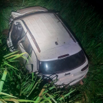 Veículo Jeep Compass branco capotado no acostamento do Anel Viário em Rondonópolis após perseguição policial.