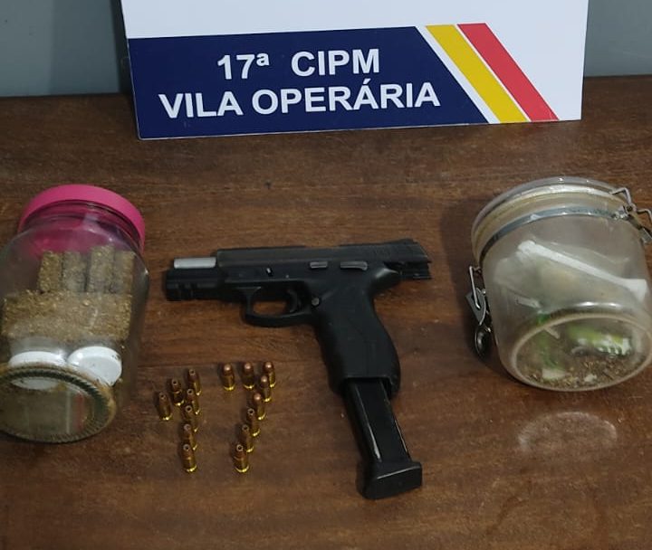 Arma de fogo e munições apreendidas pela Polícia Militar sobre uma mesa.