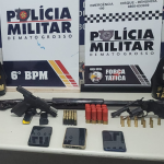 A PM efetuou a prisão de faccionados em Cáceres após ataque com caminhonete roubada em Rondonópolis. Três armas e munições foram apreendidas.