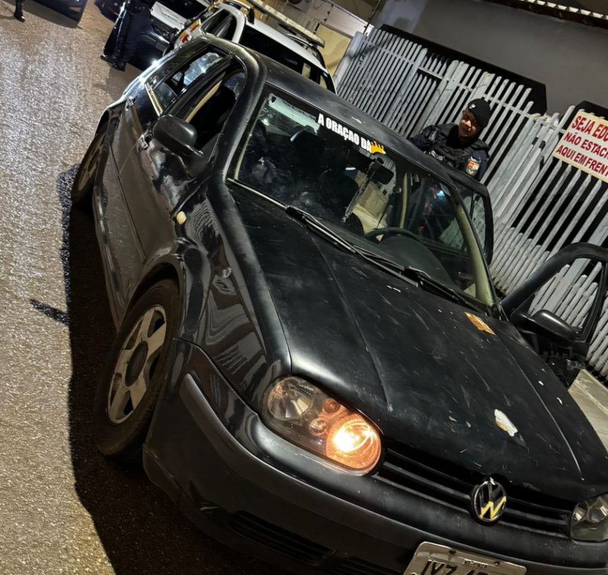 eículo Golf azul apreendidos pela Polícia Militar em Rondonópolis.
