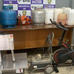 Policiais Militares de Rondonópolis realizando o recolhimento de materiais abandonados em área de vegetação.