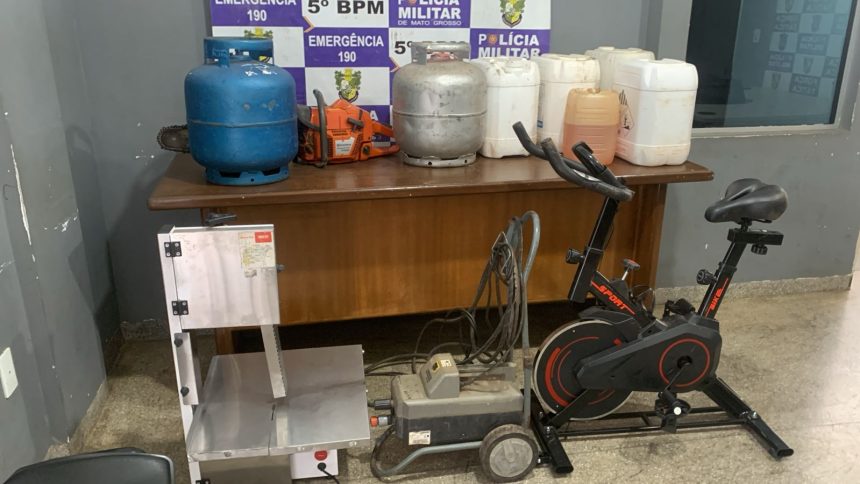 Policiais Militares de Rondonópolis realizando o recolhimento de materiais abandonados em área de vegetação.