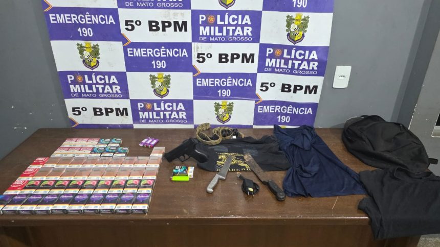 Bicicletas, simulacro de pistola e maços de cigarro recuperados pela Polícia Militar de Rondonópolis.