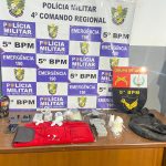 Drone preto, celulares e porções de entorpecentes apreendidos pela Polícia Militar de Rondonópolis.