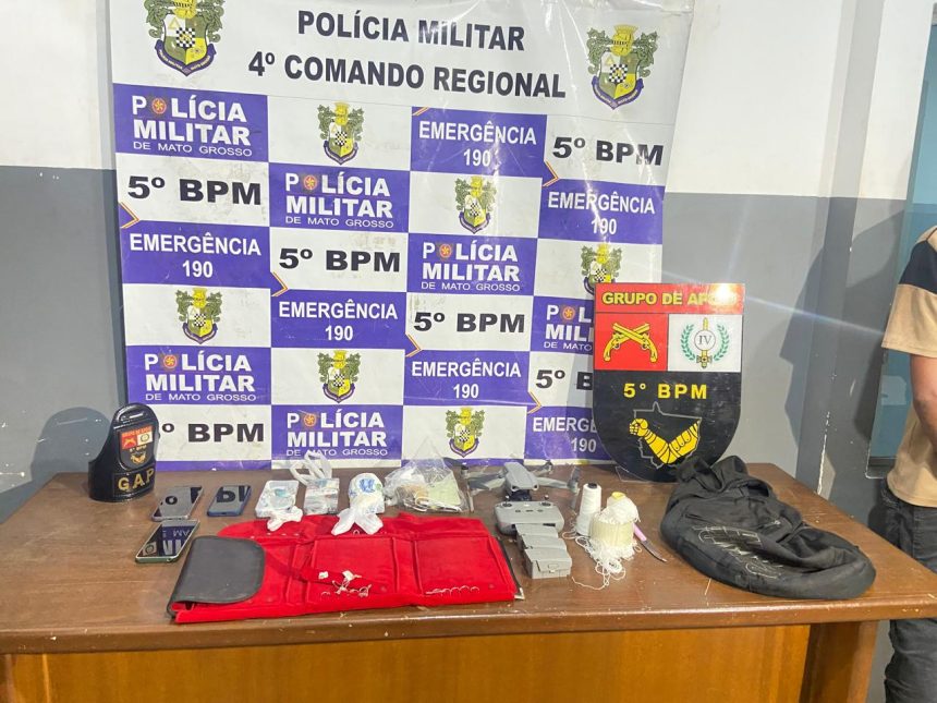 Drone preto, celulares e porções de entorpecentes apreendidos pela Polícia Militar de Rondonópolis.
