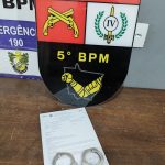 A PM cumpriu um mandado de prisão em Rondonópolis na Vila Canaã. O suspeito Derivaldo Oliveira Silva tem passagens por tentativa de homicídio e dano.