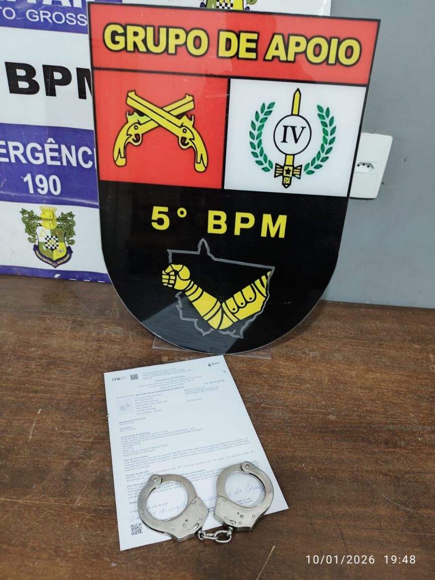 A PM cumpriu um mandado de prisão em Rondonópolis na Vila Canaã. O suspeito Derivaldo Oliveira Silva tem passagens por tentativa de homicídio e dano.