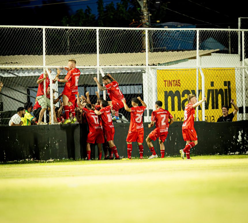 Jogadores do União comemoram gol contra o Mixto no Estádio Dutrinha durante o Campeonato Mato-grossense.