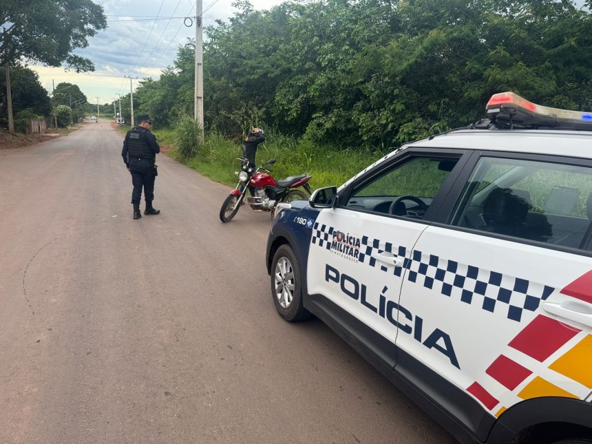Porção de pasta base de cocaína e dinheiro apreendidos pela Polícia Militar em Guiratinga.