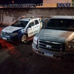 PM prende suspeito por furto de combustível de locomotiva na BR-364 em Rondonópolis. Foram apreendidos galões de diesel e uma caminhonete F-350.