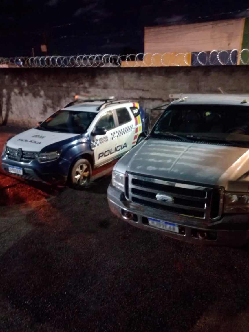 PM prende suspeito por furto de combustível de locomotiva na BR-364 em Rondonópolis. Foram apreendidos galões de diesel e uma caminhonete F-350.