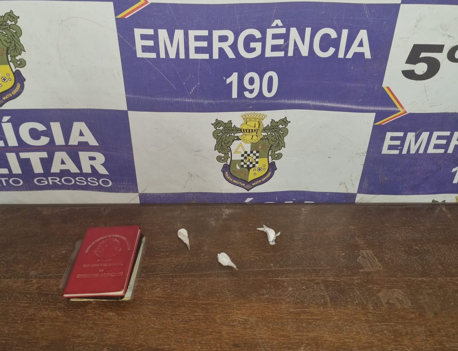 Um motorista embriagado colide contra caminhonete no Parque Sagrada Família, em Rondonópolis. A PM apreendeu cocaína e deteve dois suspeitos no local.