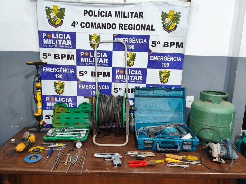 Policiais exibem simulacro de pistola e martelete recuperados após furto em Rondonópolis.