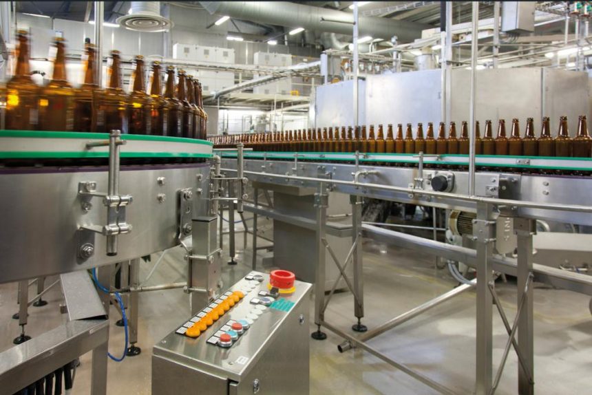 Vista interna de uma unidade de processamento industrial com máquinas modernas.