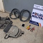 Rolo de fios de cobre recuperados pela Polícia Militar em frente ao prédio da Oi.