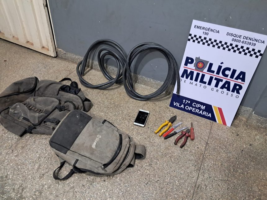 Rolo de fios de cobre recuperados pela Polícia Militar em frente ao prédio da Oi.