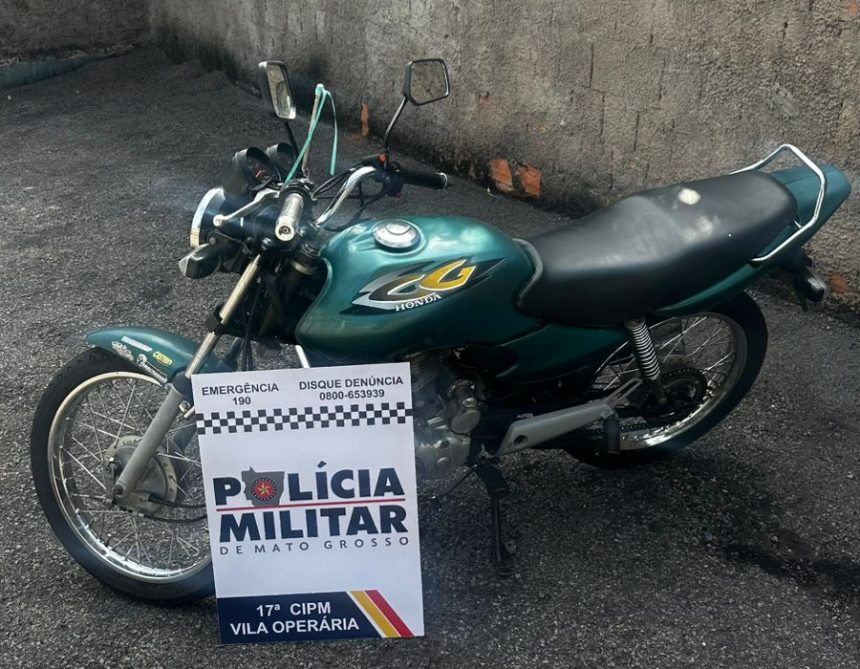 Motocicleta Honda Titan verde estacionada em pátio policial após apreensão por adulteração.